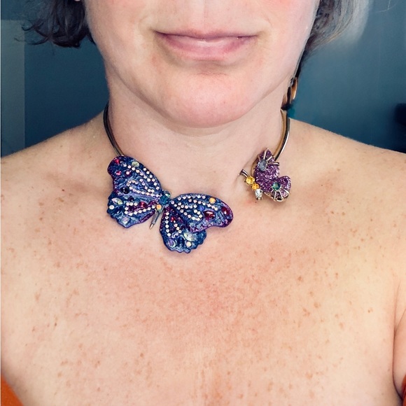 Butterfly necklace. Very pretty - Picture 6 of 6